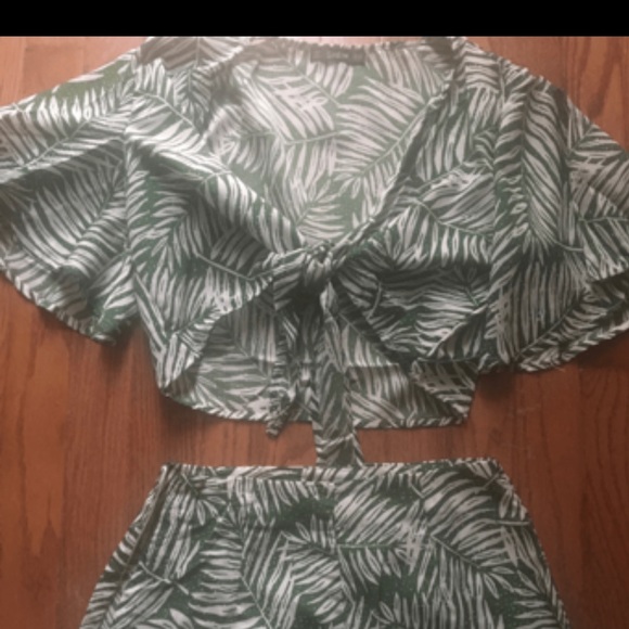 V-Neck Knot Front Tropical Print Top & Shorts Sz L - Picture 4 of 4